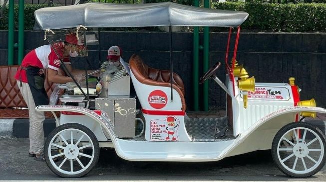 Kebab Turkiyem, Sensasi Jajan Kebab di Kereta Kencana Listrik