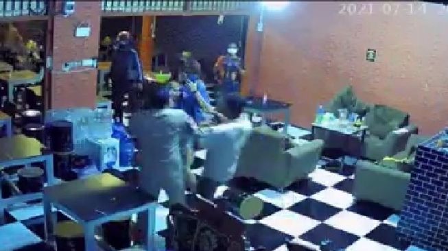 Astagfirullah! Viral Video Diduga Anggota Satpol PP Pukul Ibu Hamil Saat Razia PPKM Gowa