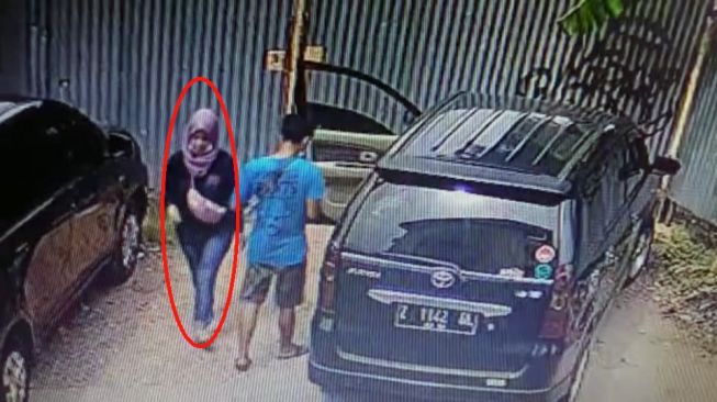 Tertangkap CCTV, Ini Tampang Wanita Pembuang Mayat Bayi di Bekasi