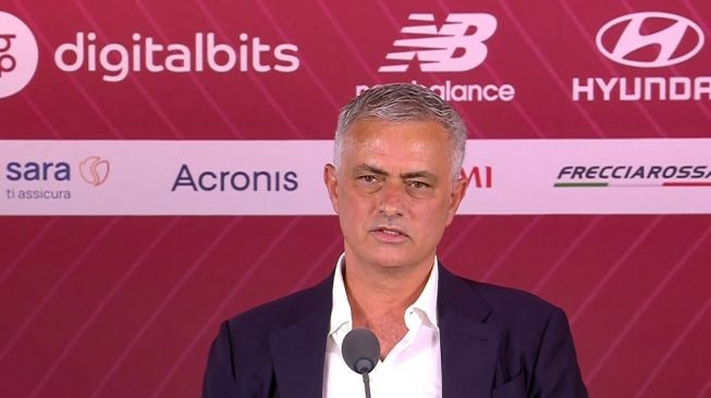 Jose Mourinho dalam konferensi pers pertamanya sebagai pelatih AS Roma, 8 Juli 2021. [Handout / AS ROMA TV / AFP]
