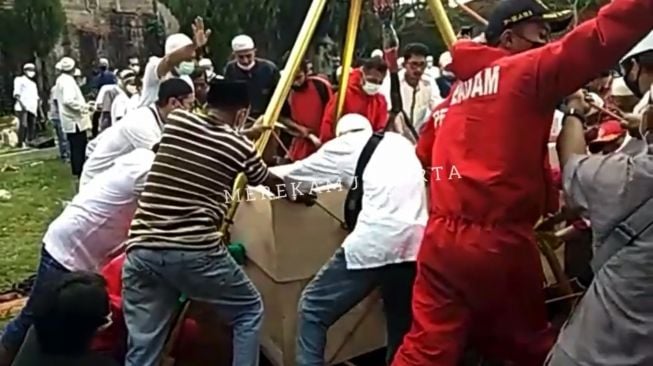 Viral Detik-detik Dramatis Pemakaman Jenazah Berat 300 Kg di Jakarta, Terjunkan Damkar