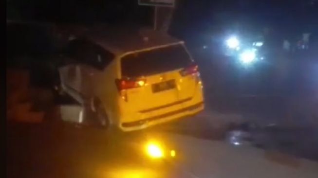 Kijang Innova nyungsep. Diduga karena lampu penerangan jalan yang dimatikan saat PPKM Darurat (TikTok)