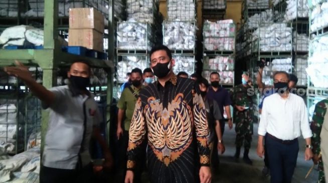Wali Kota Medan Bobby Nasution saat sidak di pabrik terkait aturan PPKM darurat. [Suara.com/Muhlis]