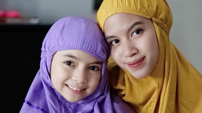 Nesya Ayu Nabila bersama putri sambungnya, Sienna Kasyafani. [Instagram]