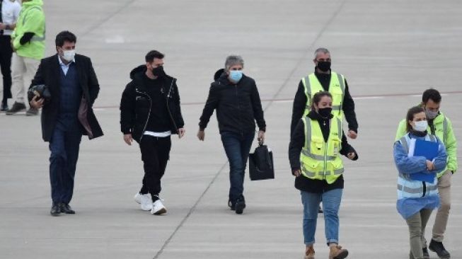 Lionel Messi bersama ayahnya Jorge Messi di Bandara Internasional Islas Malvinas, Rosario, Santa Fe, Argentina. (STR / AFP)