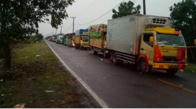 Pasca Kapal Ferry Gunsa 8 Terbakar, Ratusan Truk Menumpuk di Pelabuhan Tanjung Api-api