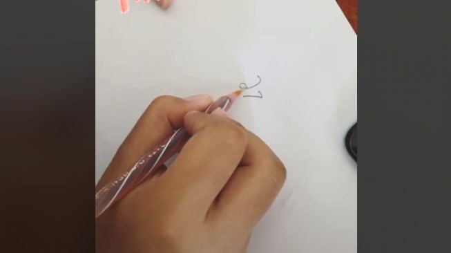 Kakak geregetan adik keliru tulis angka. (TikTok)