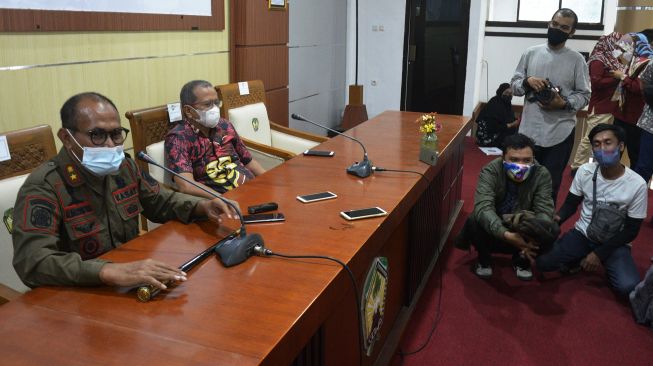 Kasatpol PP Kabupaten Gowa Alimuddin Tiro (kiri) memberikan keterangan kepada wartawan tekait penganiayaan pemilik kafe di kantor Bupati Kabupaten Gowa, Sulawesi Selatan, Kamis (15/7/2021). ANTARA FOTO/Abriawan Abhe