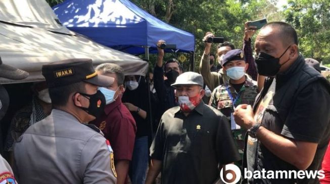 Protes Tes Antigen Berbayar, Anggota DPRD Hampir Ricuh Dengan Petugas Penyekatan