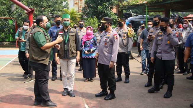 Kapolri Jenderal Listyo Sigit Prabowo meninjau kegiatan kolaborasi vaksinasi massal antara Polri dengan PB Himpunan Mahasiswa Islam (HMI) di SMA Negeri 38 dan PB SEMMI (Serikat Mahasiswa Muslimin Indonesia) di Universitas Indraprasta, Jakarta, Kamis (15/7/2021). - (ist)