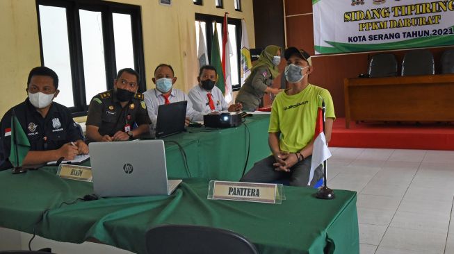 Warga yang melanggar PPKM Darurat menjalani Sidang Tindak Pidana Ringan (Tipiring) secara daring di Kantor Kecamatan Serang, di Serang, Banten, Kamis (15/7/2021). ANTARA FOTO/Asep Fathulrahman