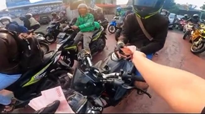 Tajir Banget, Aksi Pria Bermotor Bagi-bagi Uang Bantuan PPKM di Jalanan