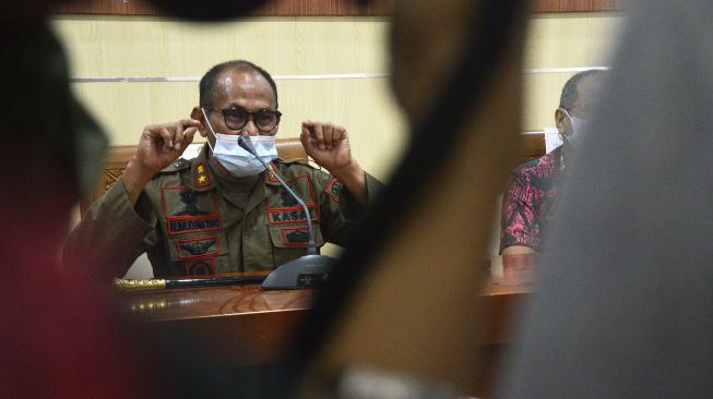 Kasatpol PP Kabupaten Gowa Alimuddin Tiro memberikan keterangan kepada wartawan tekait penganiayaan pemilik kafe di kantor Bupati Kabupaten Gowa, Sulawesi Selatan, Kamis (15/7/2021).  ANTARA FOTO/Abriawan Abhe