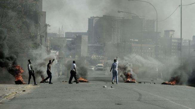 Massa demonstran di Afrika Selatan memblokade jalan dengan membakar ban. (Foto: AFP)