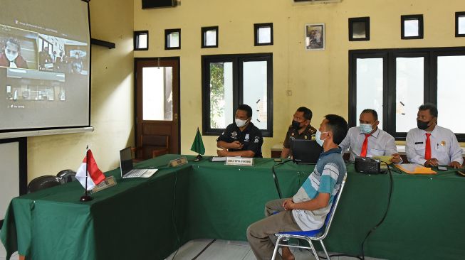 Warga yang melanggar PPKM Darurat menjalani Sidang Tindak Pidana Ringan (Tipiring) secara daring di Kantor Kecamatan Serang, di Serang, Banten, Kamis (15/7/2021). ANTARA FOTO/Asep Fathulrahman