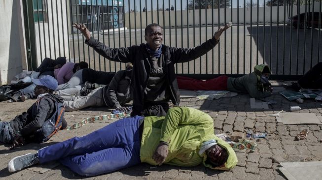 Seorang demonstran tergelat diduga terkena peluru aparat kepolisian saat aksi unjuk rasa berujung kerusuhan di Johannersburg, Afrika Selatan, Rabu (14/7/2021). (Foto: AFP)