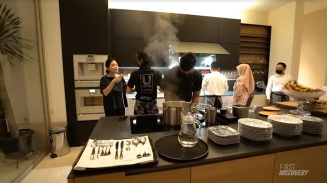 Potret dapur canggih Nikita Willy. [YouTube/Trans7 Official]