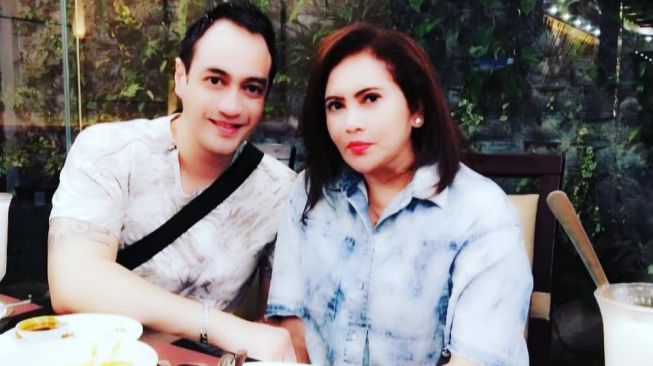 Potret Mesra Ferry Irawan dan Istri. (Instagram/angginovitaofficial)