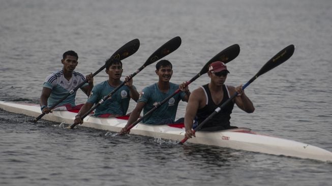 Atlet dayung PON DKI Jakarta berlatih di arena dayung Jakabaring Sport CIty (JSC), Palembang, Sumatera Selatan, Kamis (15/7/2021). [ANTARA FOTO/Nova Wahyudi]