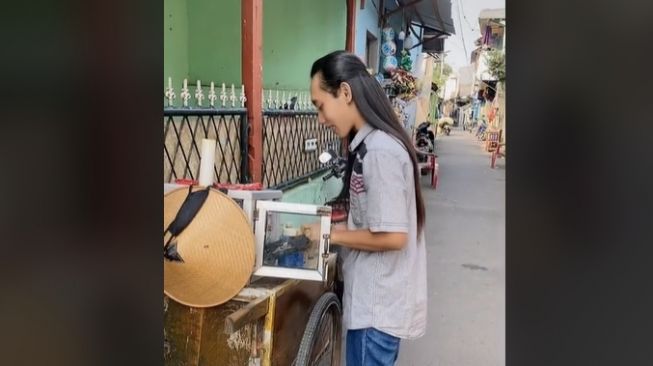 Penjual jamu berparas menarik yang viral. (TikTok)