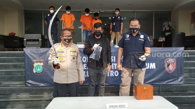 Anggota Geng Motor Brutal Ditangkap Usai Bacok Pria di Warkop dan Bawa Lari Kotak Amal