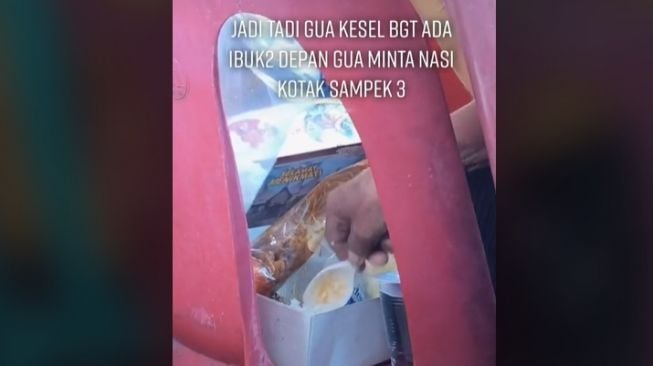 Ibu-ibu minta nasi kotak lebih saat hajatan. (TikTok)