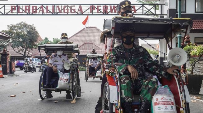 Satgas COVID-19 Kabupaten Purbalingga melakukan sosialisasi PPKM darurat dengan menggunakan becak, di wilayah kota Purbalingga, Jawa Tengah, Kamis (15/7/2021). ANTARA FOTO/Idhad Zakaria