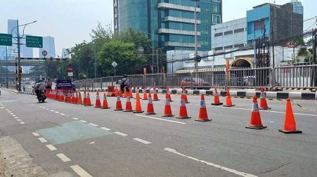 Suasana pos penyekatan PPKM Darurat di Underpass Mampang, Jumat (16/7/2021)