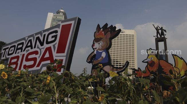 Maskot Pekan Olahraga Nasional (PON) XX Papua terpasang di Bundaran Hotel Indonesia, Jakarta, Jumat (16/7/2021). [Suara.com/Angga Budhiyanto]