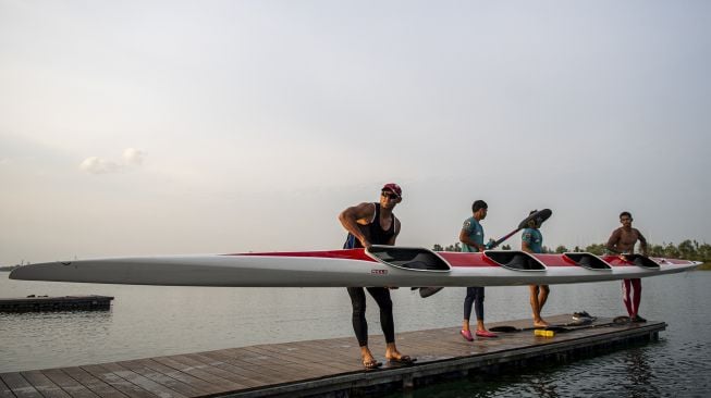 Atlet dayung PON DKI Jakarta memanggul perahu usai berlatih di arena dayung Jakabaring Sport CIty (JSC), Palembang, Sumatera Selatan, Kamis (15/7/2021). [ANTARA FOTO/Nova Wahyudi]