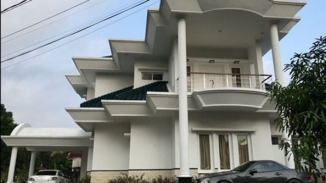 Potret rumah seleb anggota DPR. [Instagram/josephkendlesperance]