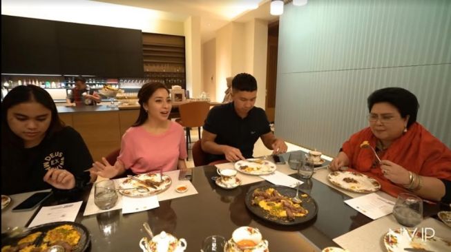 Potret dapur canggih Nikita Willy. [YouTube/Trans7 Official]