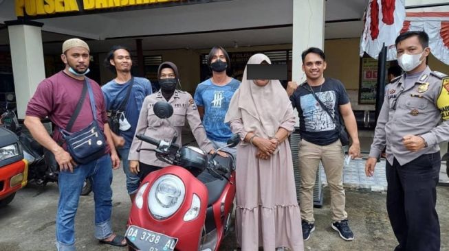 Pelaku SL ditangkap anggota Polsek Banjarbaru Barat dengan barang bukti sepeda motor yang digunakan sebagai sarana melakukan aksi pencurian (ANTARA/Firman) 