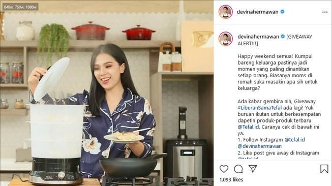 Potret Chef Devina Hermawan di dapur. (Instagram/@devinahermawan)