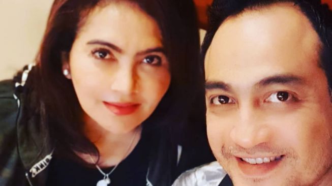 Potret Mesra Ferry Irawan dan Istri. (Instagram/angginovitaofficial)