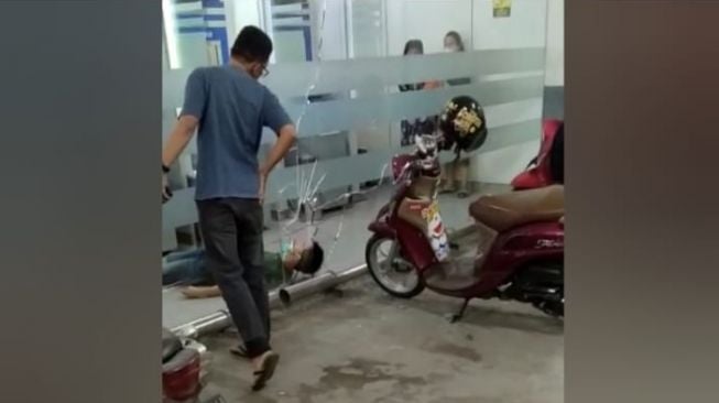 Nasabah Ambruk Dalam Gerai ATM BCA, Dua Wanita Terkurung Ketakutan