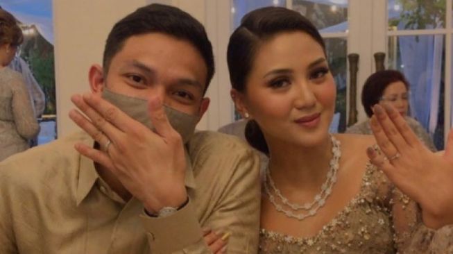 8 Potret Mesra Rachel Theresia dan Suami, Menantu Menteri Diduga Liburan saat PPKM