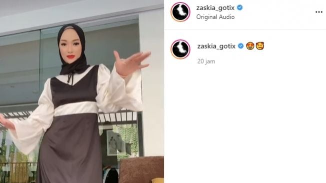 Zaskia Gotik tampil berhijab. (Instagram/@zaskia_gotix)