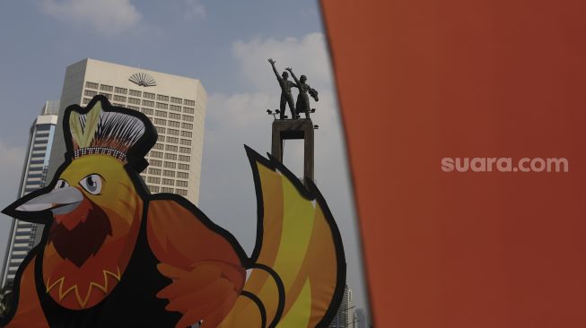 Maskot Pekan Olahraga Nasional (PON) XX Papua terpasang di Bundaran Hotel Indonesia, Jakarta, Jumat (16/7/2021). [Suara.com/Angga Budhiyanto]