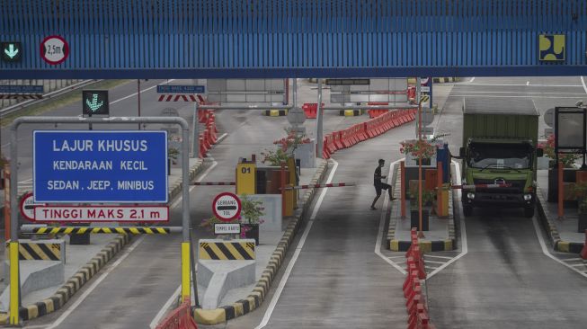 Sebuah truk melintas keluar tol melalui Gerbang Tol Colomadu di Karanganyar, Jawa Tengah, Jumat (16/7/2021). [ANTARA FOTO/Mohammad Ayudha]