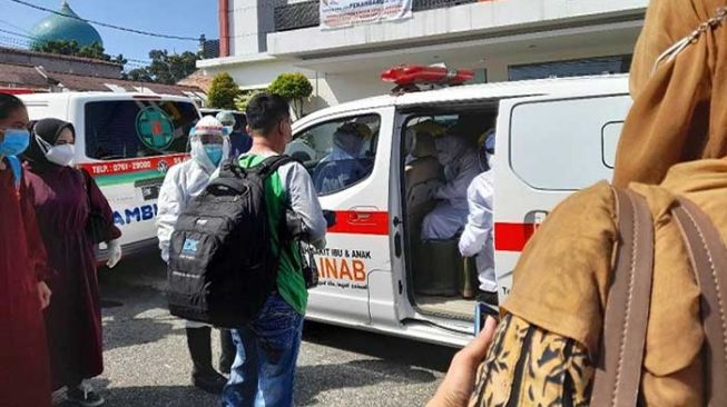 Pemprov Riau dan Pemkot Pekanbaru mengerahkan 60 unit ambulans untuk menjemput pasien solasi mandiri. [Foto Riauonline]