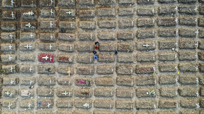 Foto udara warga berziarah di dekat pusara keluarganya di area pemakaman khusus COVID-19 di TPU Rorotan, Cilincing, Jakarta Utara, Kamis (15/7/2021).  ANTARA FOTO/M Risyal Hidayat