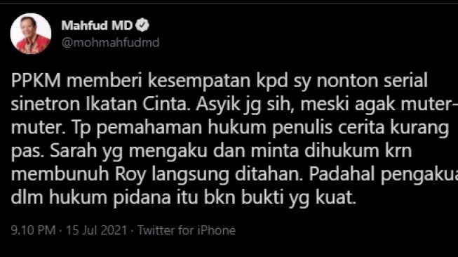 Mahfud MD asyik nonton sinetron. (Twitter/Mahfud MD)