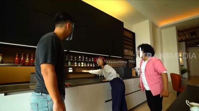 Potret dapur canggih Nikita Willy. [YouTube/Trans7 Official]