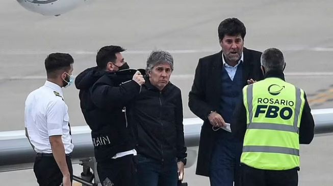 Lionel Messi (kedua dari kiri) bersama ayahnya Jorge Messi (tengah) di Bandara Internasional Islas Malvinas, Rosario, Santa Fe, Argentina. (AFP)