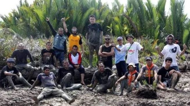 Acara menanam mangrove bersama relawan  [InsidePontianak.com/Ist].