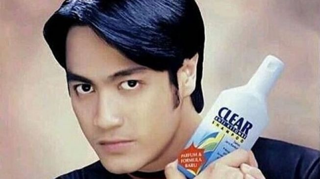 Ferry Irawan menjadi model sebuah produk shampoo. [Instagram]