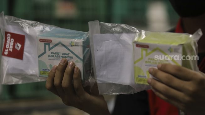 Pekerja menunjukkan paket obat COVID-19 di gerai ekspedisi pengiriman barang SiCepat di Jalan K.S Tubun, Petamburan, Jakarta, Sabtu (17/7/2021). [Suara.com/Angga Budhiyanto]