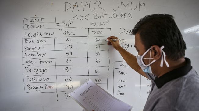 Warga mendata warga yang akan mendapatkan bantuan makanan di dapur umum Kecamatan Batu Ceper, Kota Tangerang, Banten, Sabtu (17/7/2021). [ANTARA FOTO/Fauzan]