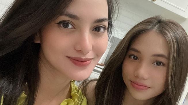 Ririn Ekawati Pose Bareng Putri Pertama, Warganet: Kayak Kakak Adik